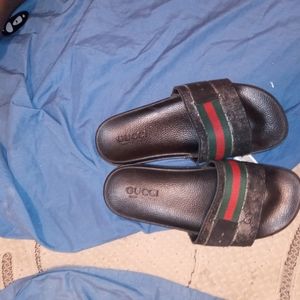 Gucci flops I barely wear em just n da house